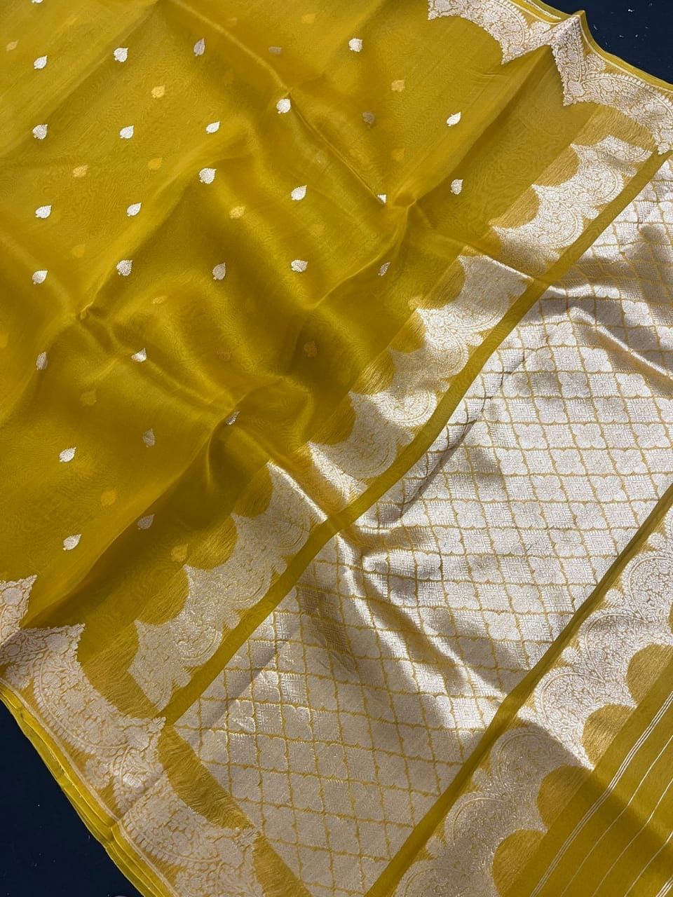 Banarasi Silk Scallop Border Leaf Buti, photograph 3 of 10